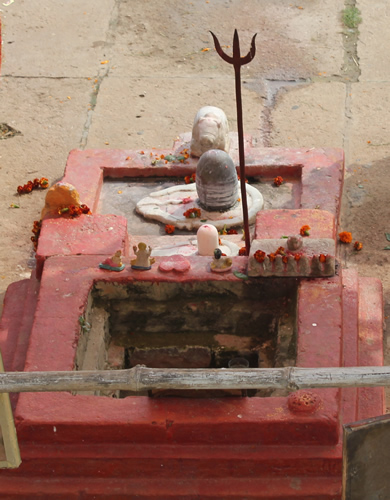 Altar păgân folosit de hinduși